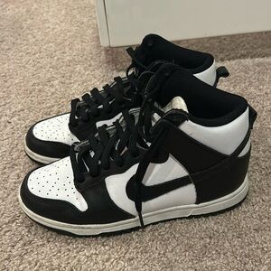 Black and white Nike dunks